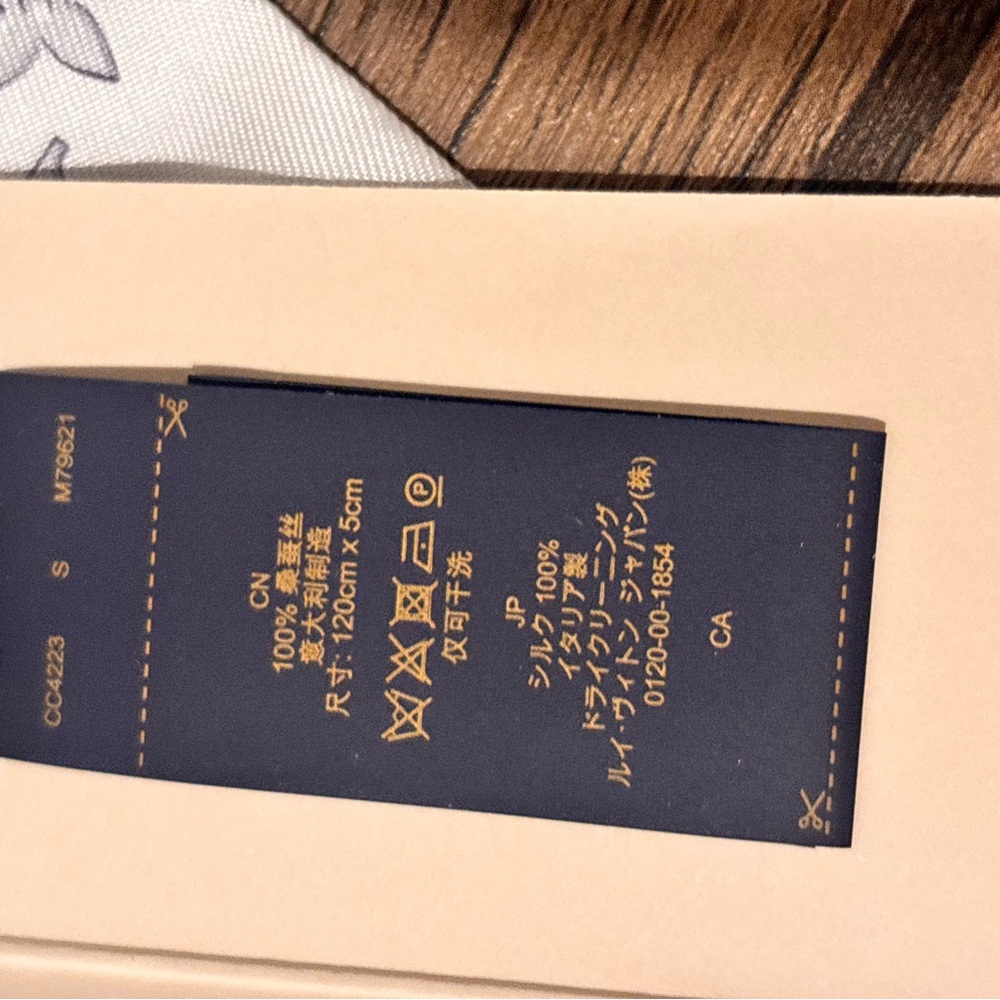 Louis Vuitton LV Monogram Silk Scarf in White and Gray Special Edition LIKE NEW - Picture 5 of 5
